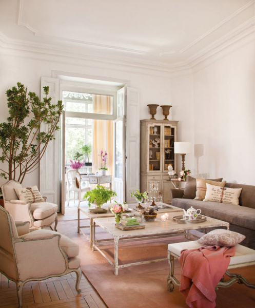Красивая гостиная комната с налетом винтажности (дизайнер Isabel Flores) в фото