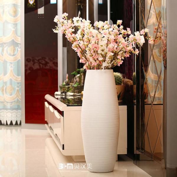 Напольные вазы — стильный аксессуар в дизайне интерьера в фото