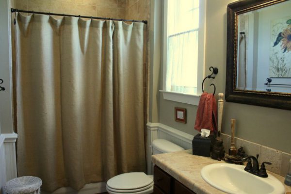Практичные шторки для ванной в фото