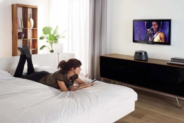 Телевизор в спальне: варианты и размещение