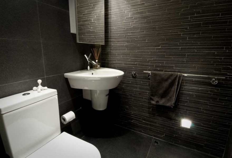 Преимущества черной плитки для строгой ванной комнаты 