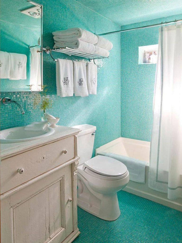 Фото дизайна плитки для яркой ванной комнаты с маленькой площадью 