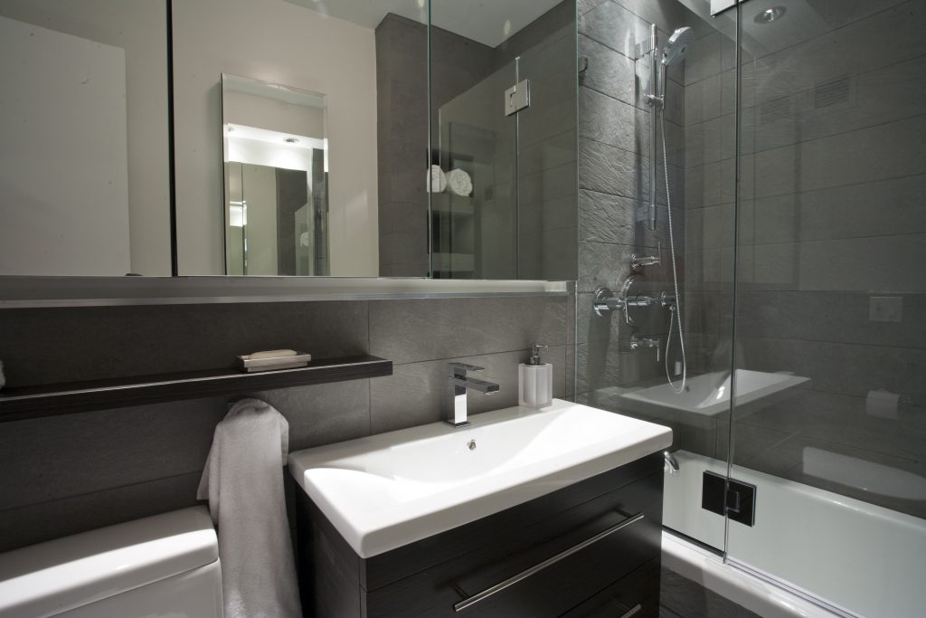 Фото современного дизайна ванной комнаты с маленькой площадью