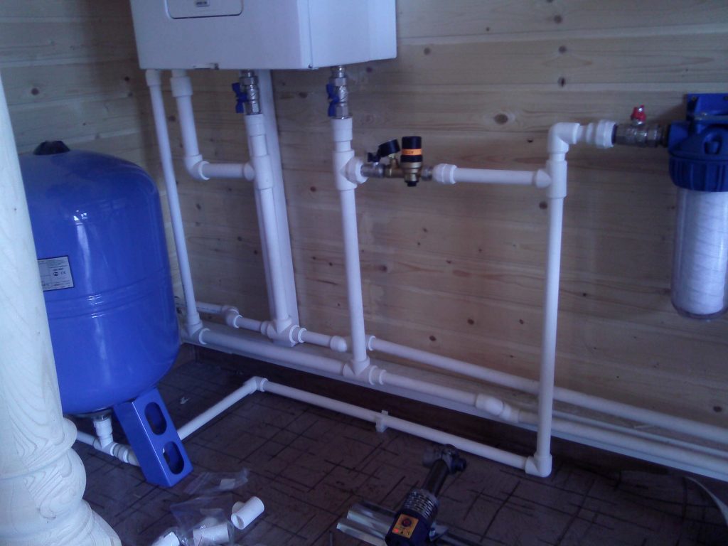 Монтаж водопровода при ремонте в ванной малого размера