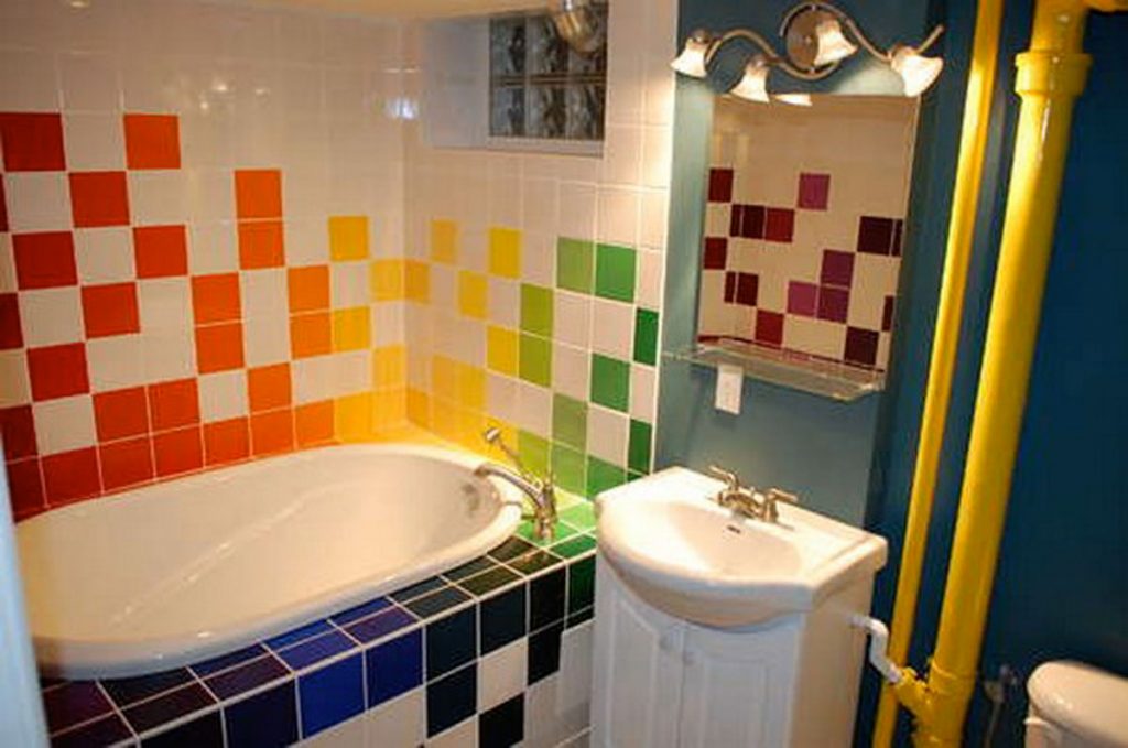 Яркий и необычный дизайн для ванной комнаты с маленькой площадью
