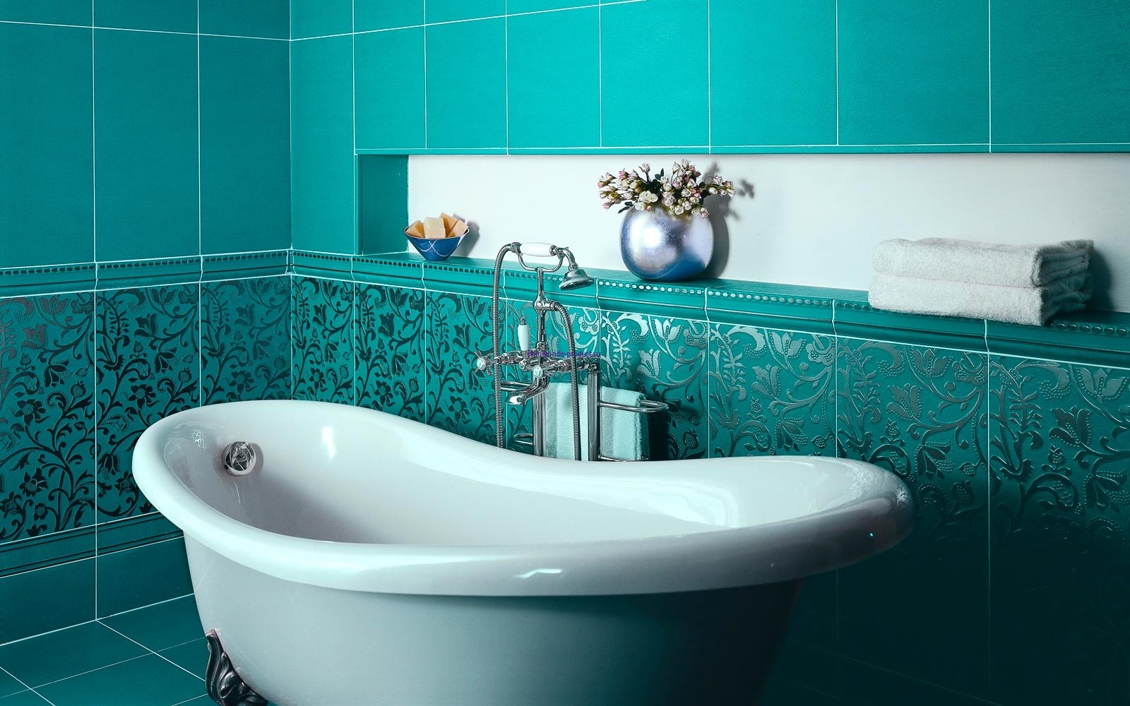Кафельная плитка яркого и насыщенного бирюзового цвета для ванной комнаты 