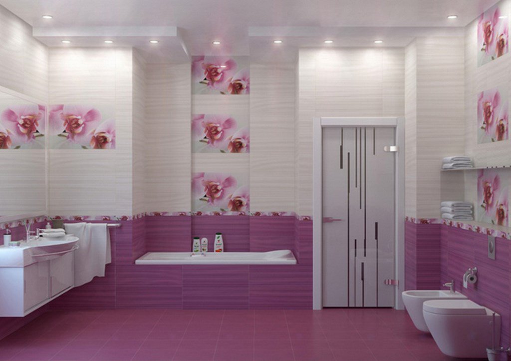 Дизайн декора стен ванной комнаты кафельной плиткой с нанесенными цветами 