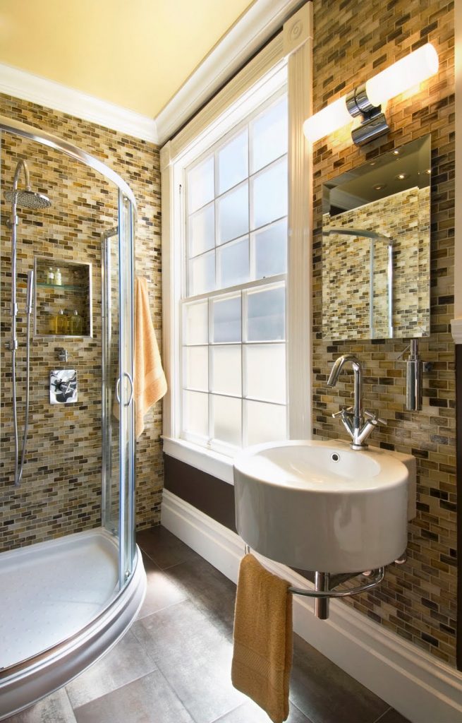 Дизайнерская кирпичная стена из плитки в ванной комнате