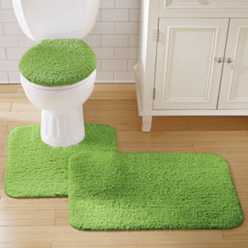 Мягкий коврик зеленого цвета для стильной ванной и туалета