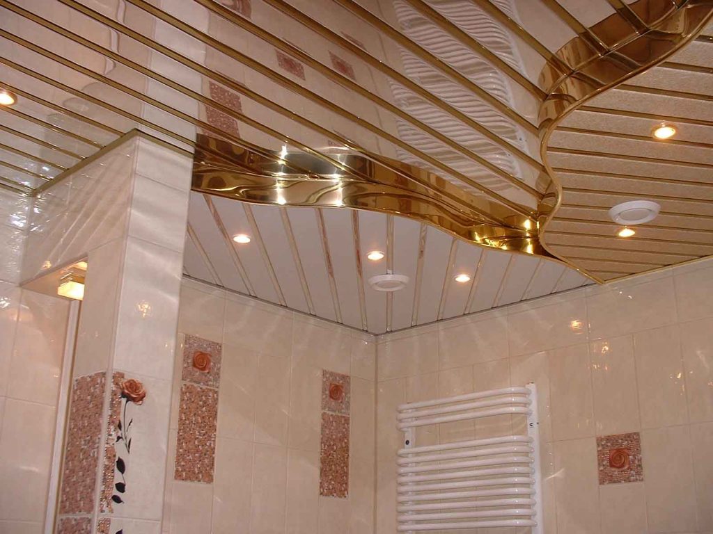 Многоуровневый реечный потолок в ванной комнате с золотым декором 