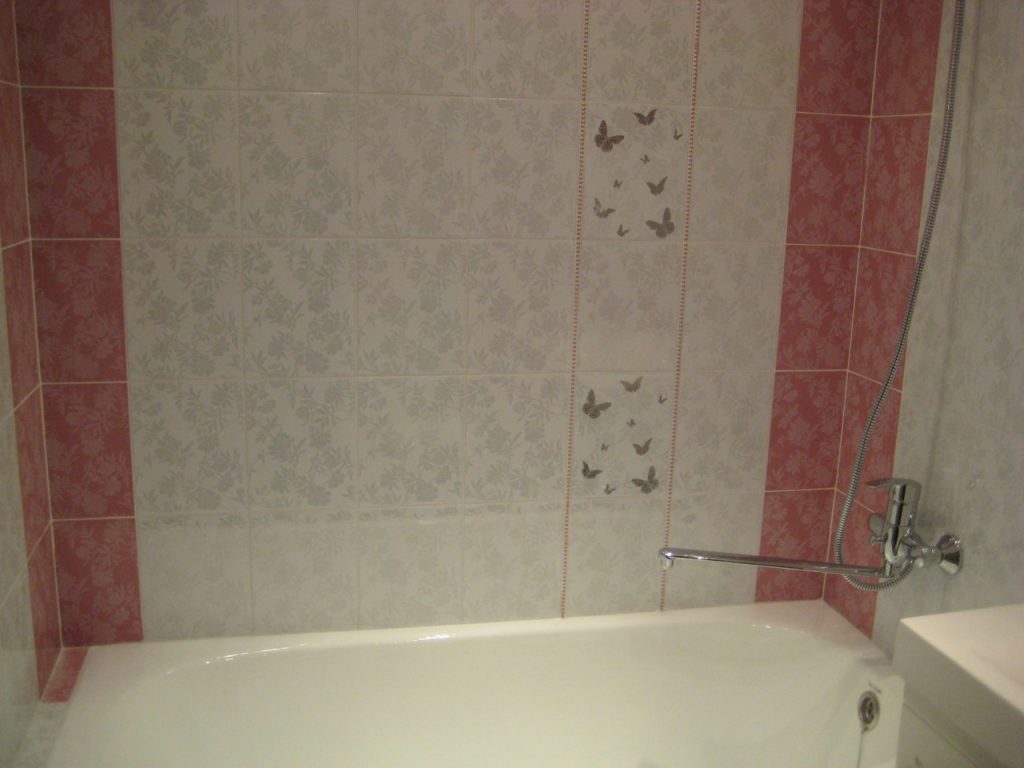 Оригинальное решение декора ванной комнаты пластиковыми панелями с рисунком 