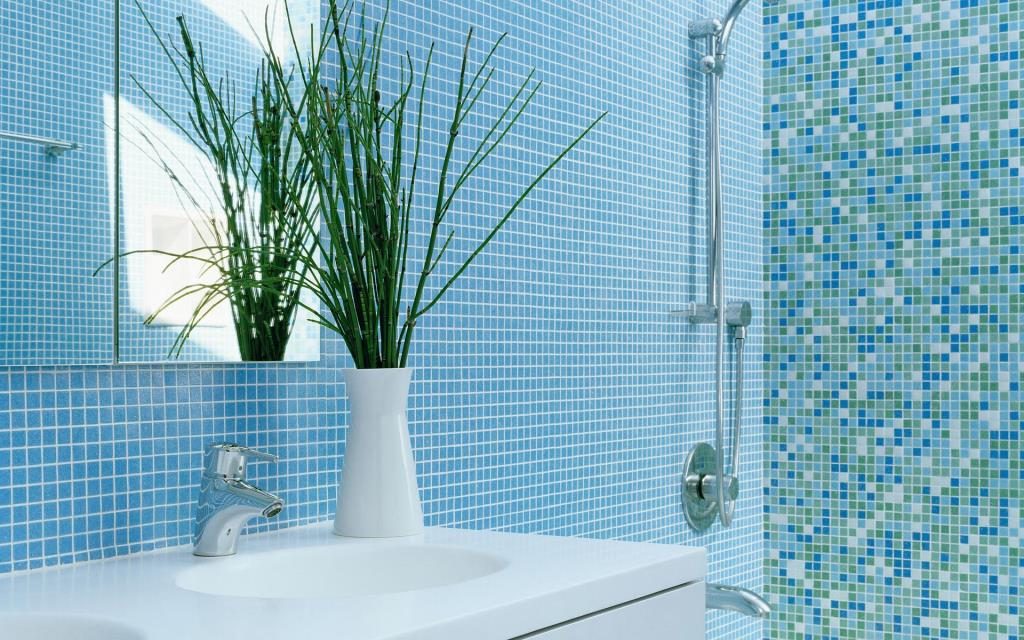 Оригинальная плитка нежного голубого цвета для маленькой ванной комнаты 