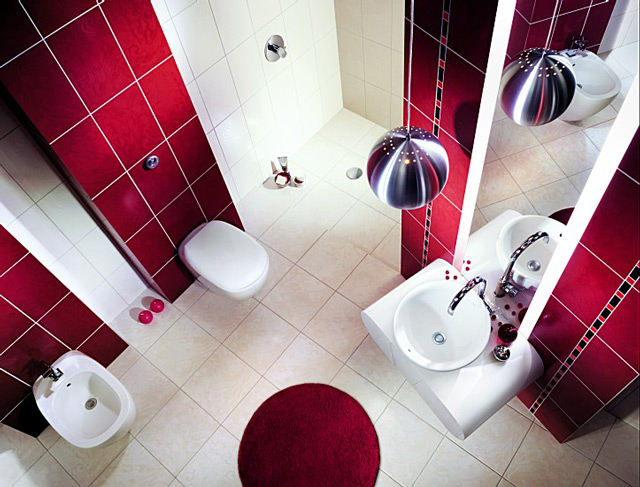 Недостатки и преимущества плитки красного цвета в большой ванной комнате 