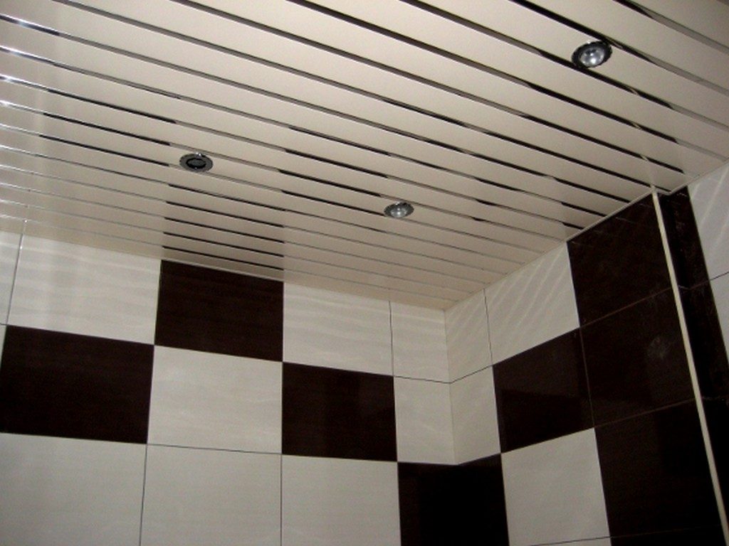 Реечный потолок как декор для ванной комнаты в черно-белом стиле 