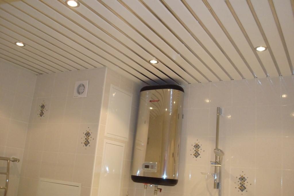 Реечный потолок как декор для большой и светлой ванной комнаты 