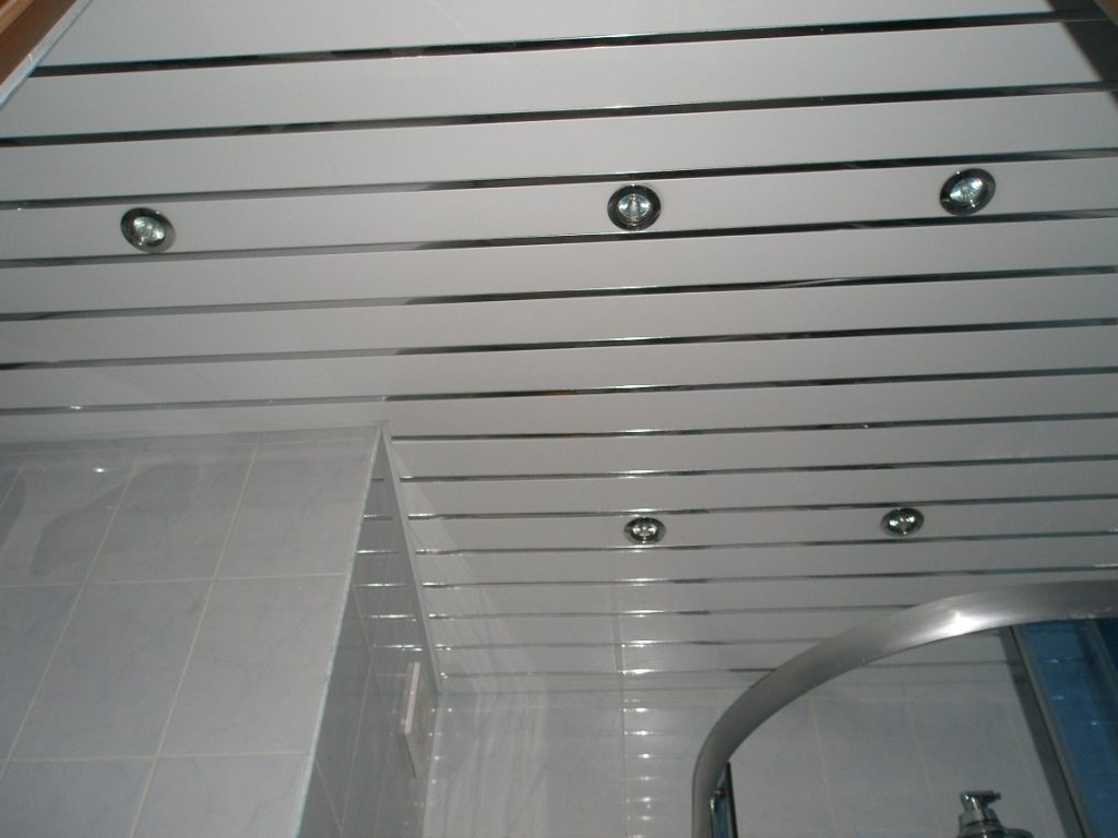 Вариант дизайна реечного потолка для большой ванной комнаты 