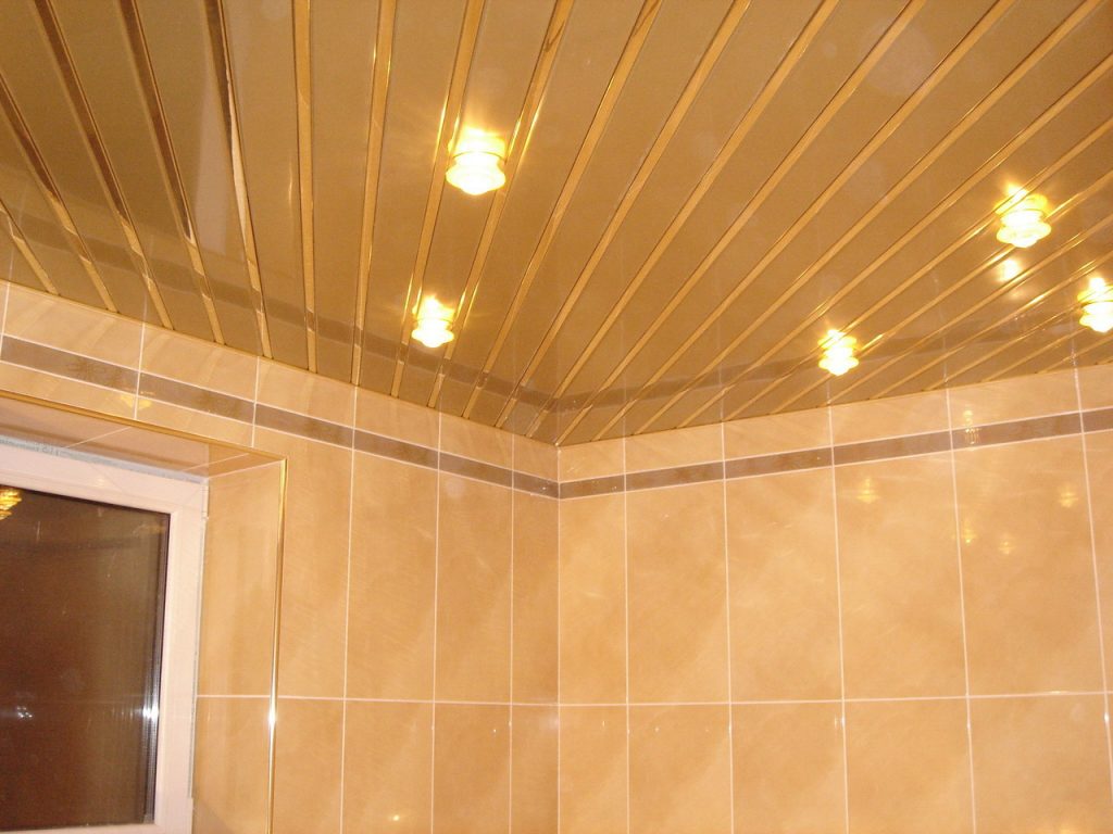 Реечный потолок для ванной комнате оранжевого тона 