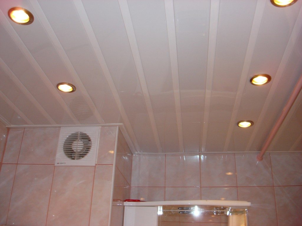 Ванная комната постельных тонов с реечным потолком 