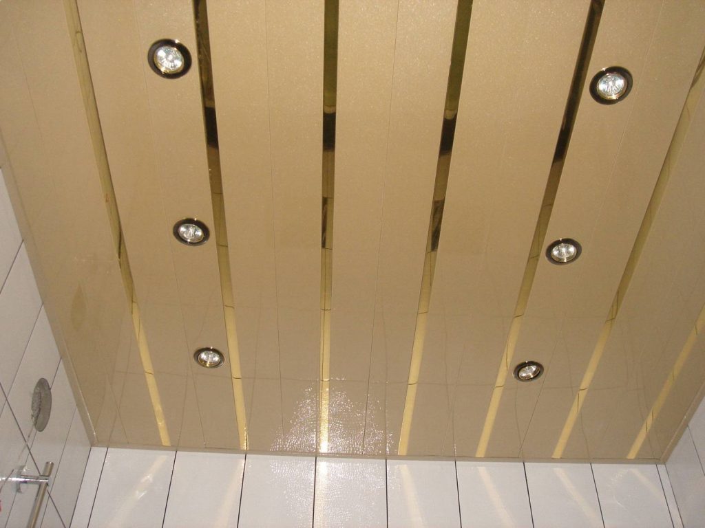 Фото реечного потолка для ванной комнаты с белыми стенами 