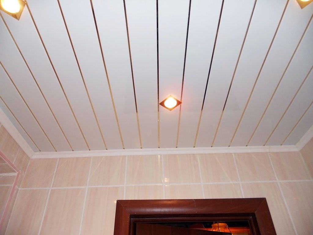 Дизайн реечного потолка с использованием потайной подсветки 