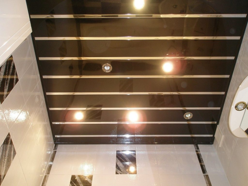 Темный реечный потолок как декор светлой ванной комнаты 
