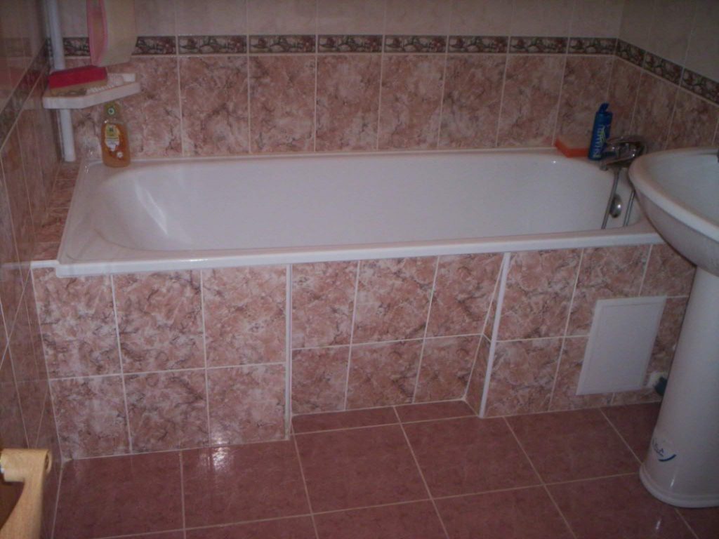 Вариант укладки плитки с мраморным рисунком в ванной комнате 