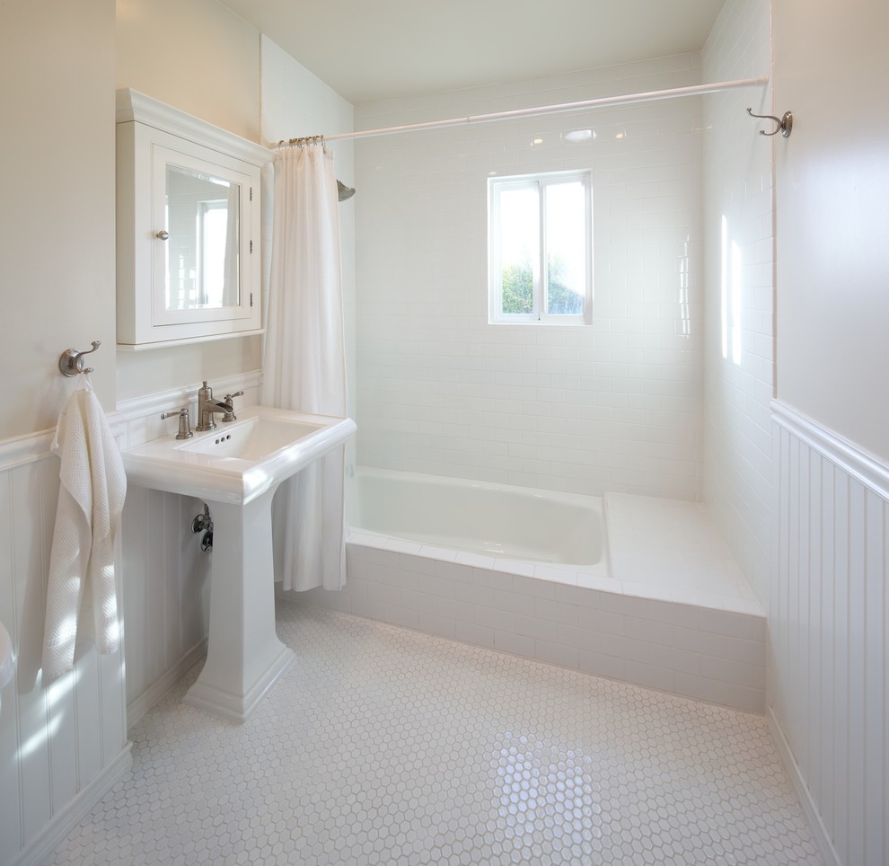 Фото ванной комнаты отделанная белыми пластиковыми панелями