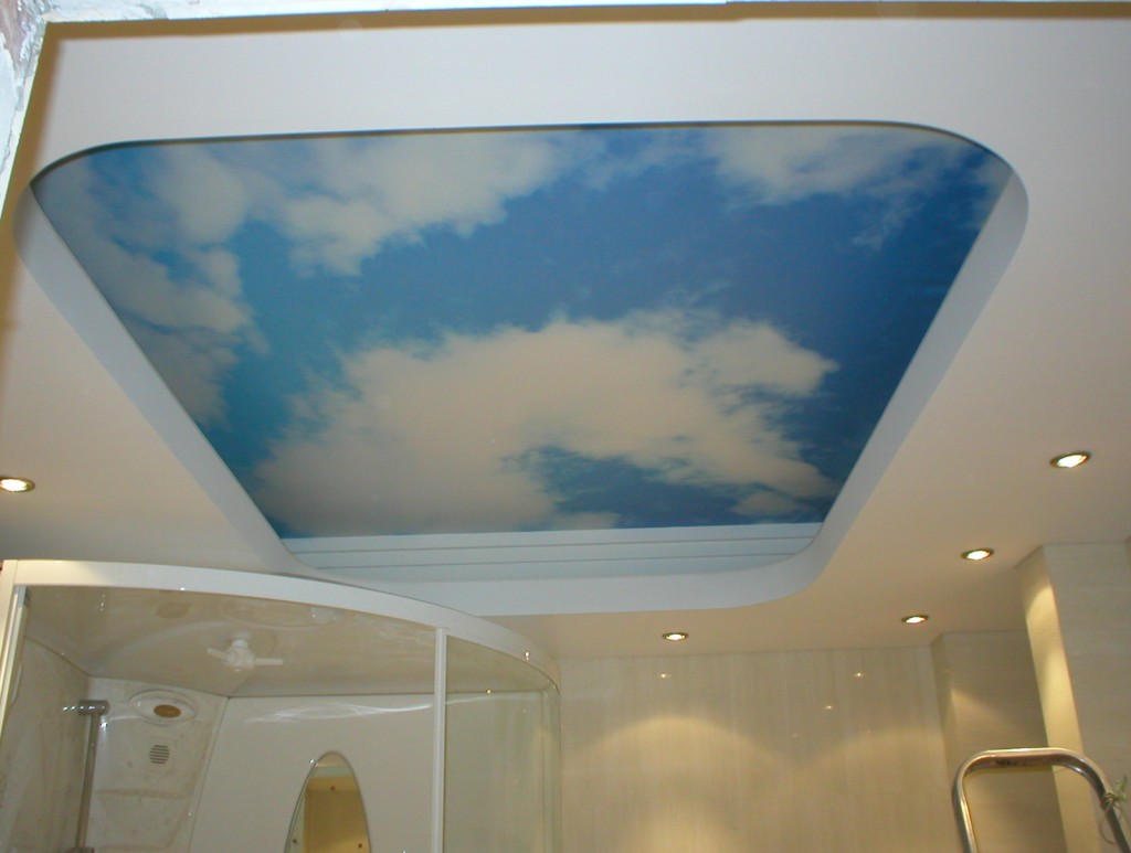 натяжной потолок в ванной комнате с изображением неба