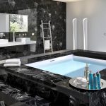 черная ванная с черными элементами декора