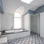 необычная напольная плитка в ванной