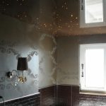 натяжной потолок в ванне в коричневом цвете с эффектом звезд