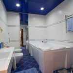 синий натяжной потолок в классической ванне