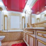 красный натяжной потолок в роскошной ванне