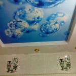натяжной потолок в ванну с рисунком воды