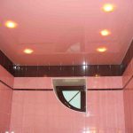натяжной потолок со светом в розовой ванной