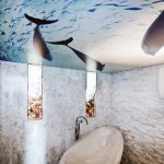 натяжной потолок с морской природой в необычной ванне