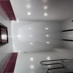 белый натяжной потолок в ванную комнату