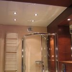 белый натяжной потолок в коричневой ванне