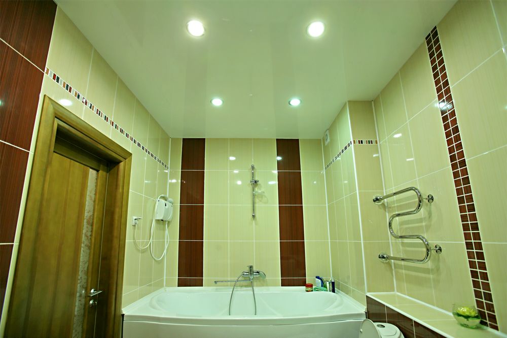 светлый натяжной потолок со светом в ванную комнату с необычным дизайном