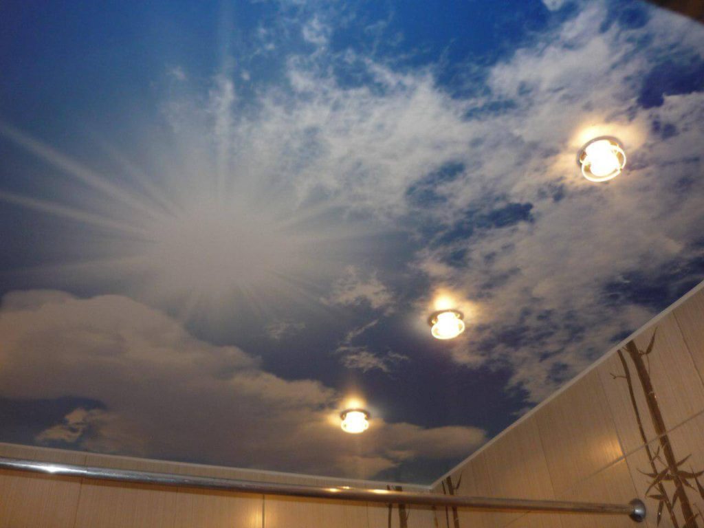 натяжной потолок в ванну с рисунком неба и светом солнца
