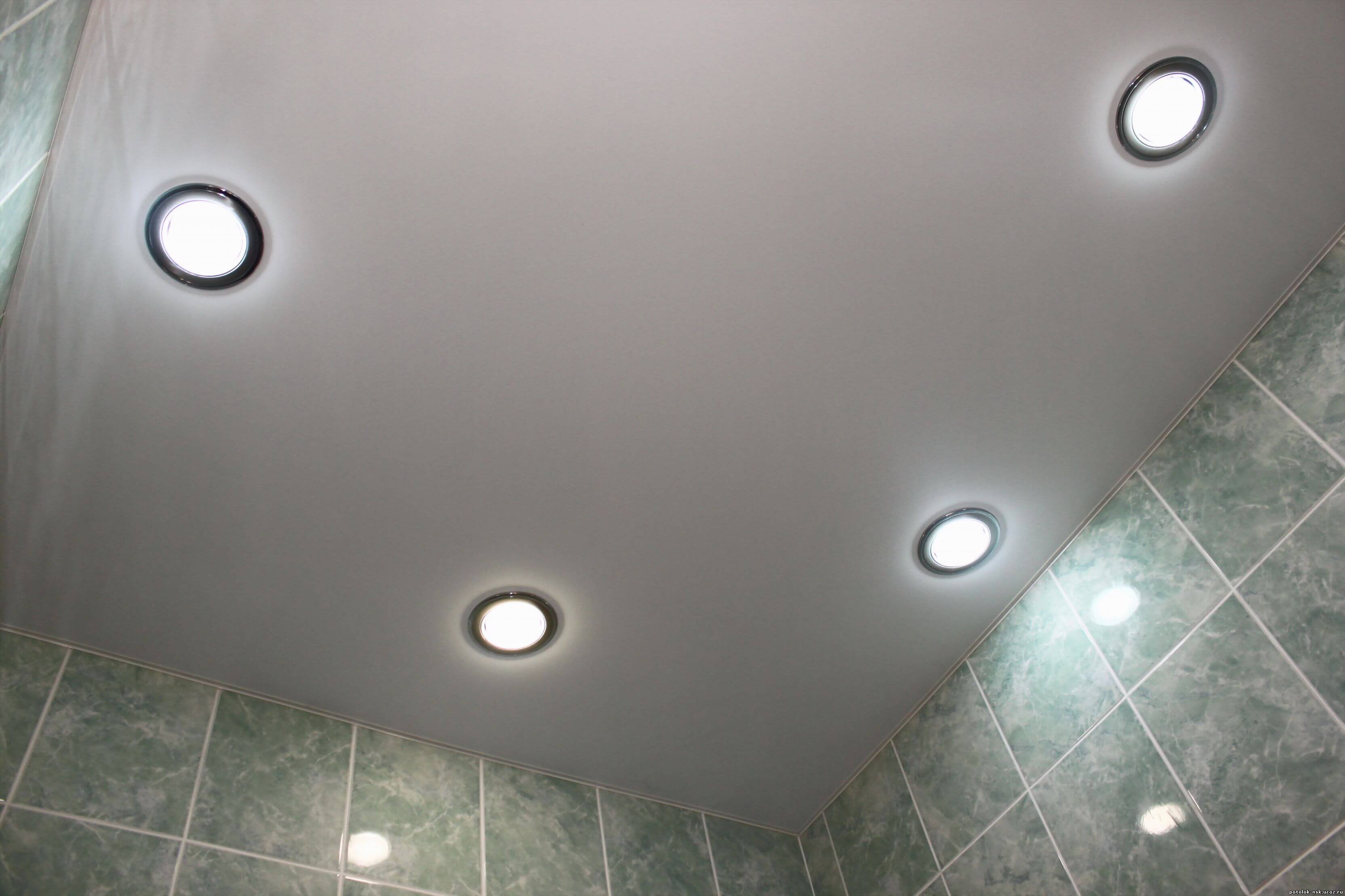 стандартный белый натяжной потолок со светом в необычной ванне