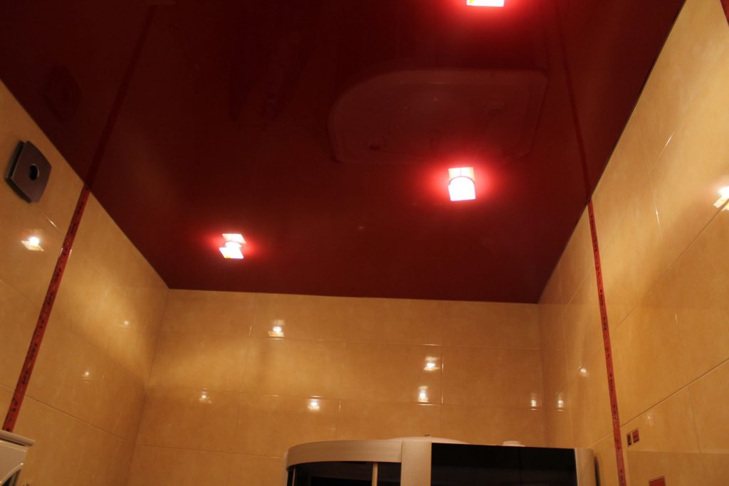однотонный красный натяжной потолок в ванну