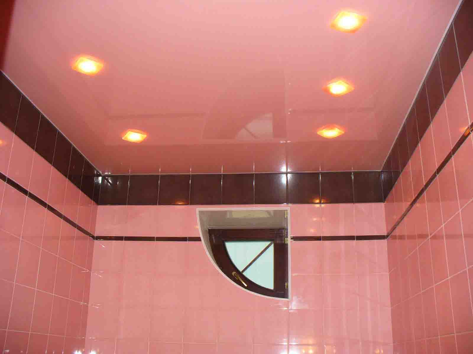 натяжной потолок в ванной в розовом цвете