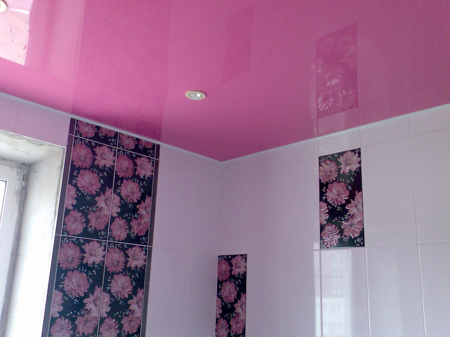 натяжной потолок со светильником в ванную