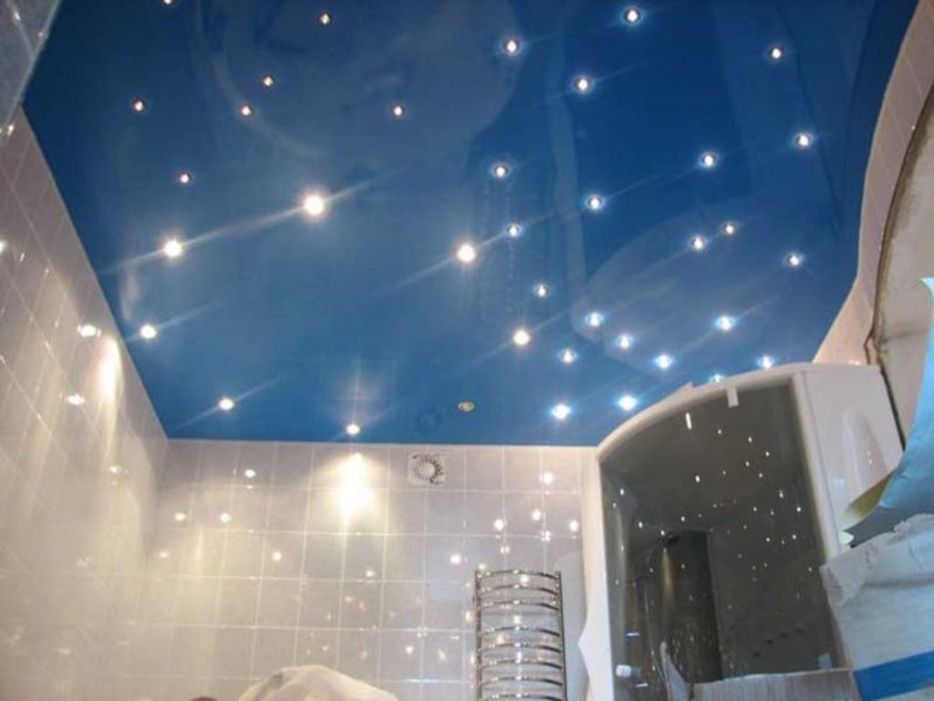 натяжной потолок в ванную с эффектом звездного неба и отражением