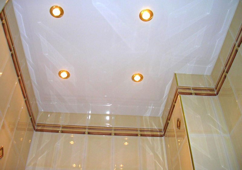 белый натяжной потолок в ванной с золотыми вставками