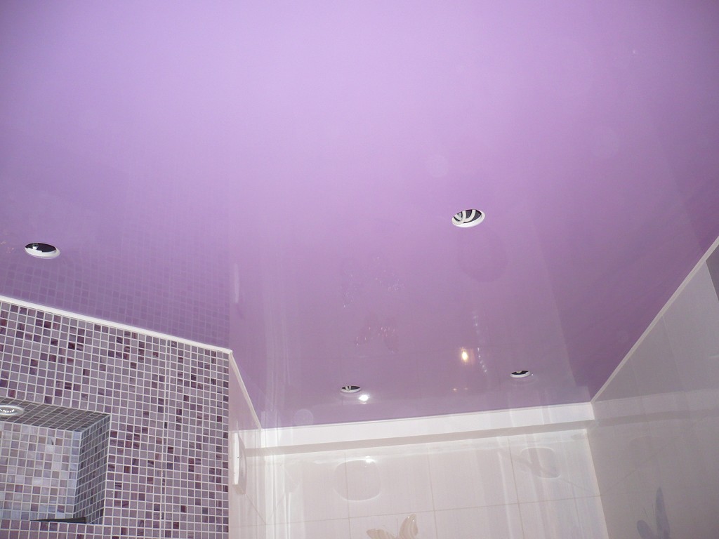 натяжной потолок в фиолетовом цвете без лампочек