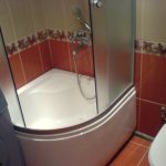 светлая душевая кабина в ванной дизайн
