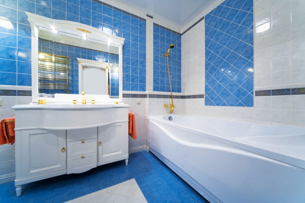 красивый и простой дизайн ванной, облицовка плиткой в синих тонах