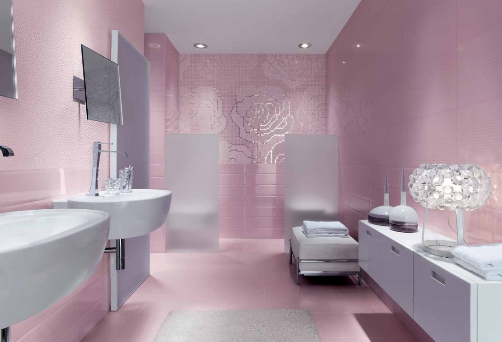 розовая ванна с цветами